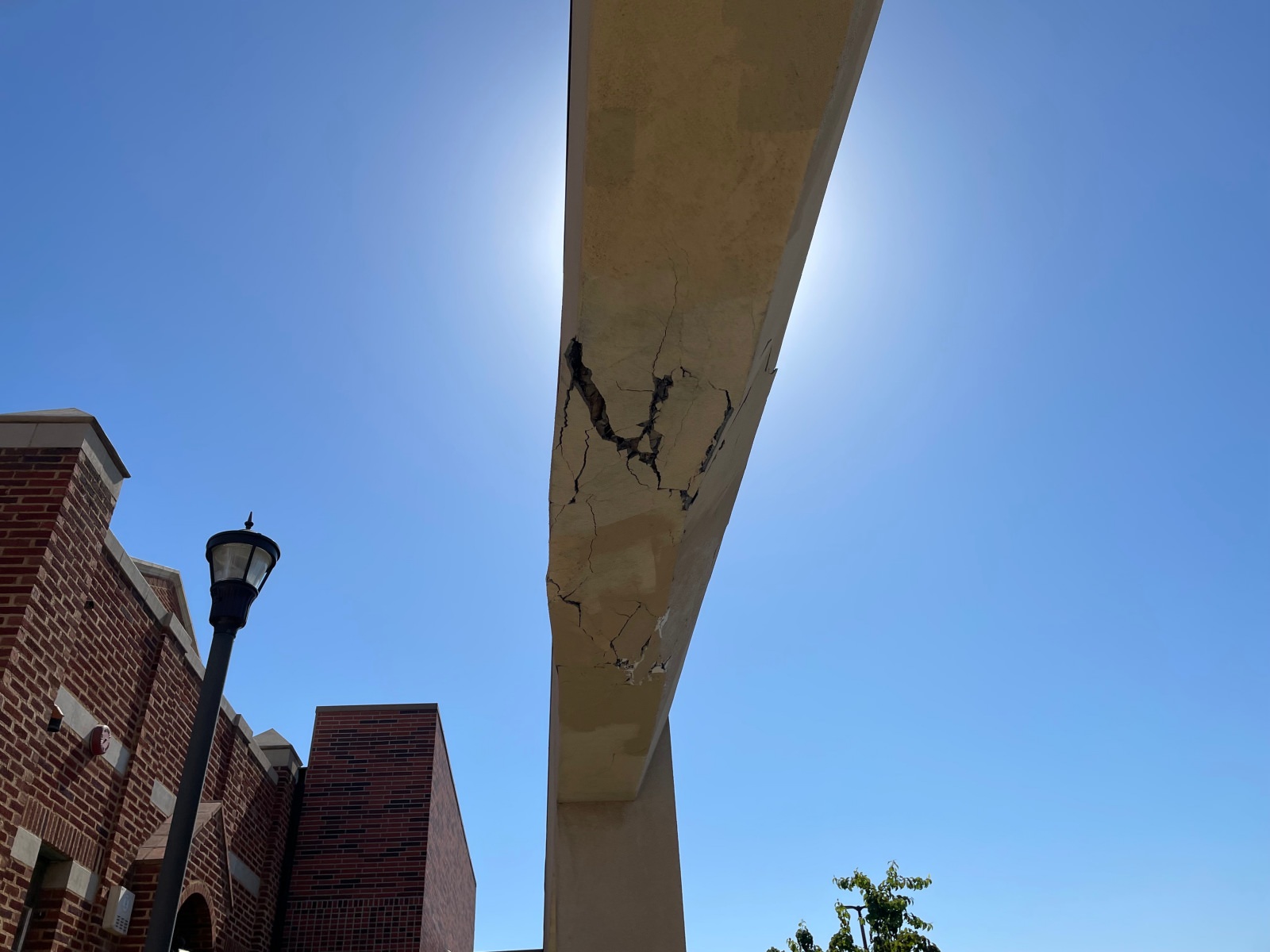 Fresno Arch broken before construction - lightbox
